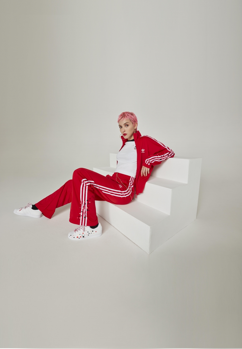 adidas情人節限定CP「暗襯」服  注目心心圖案/LOVE SUPERSTAR鞋